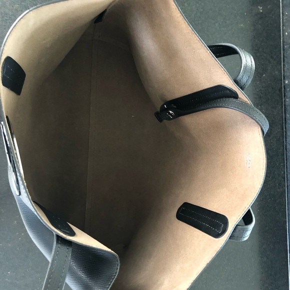 Black Fendi tote! Such a cute travel bag, but not bulky. Super trendy! - Picture 3 of 15